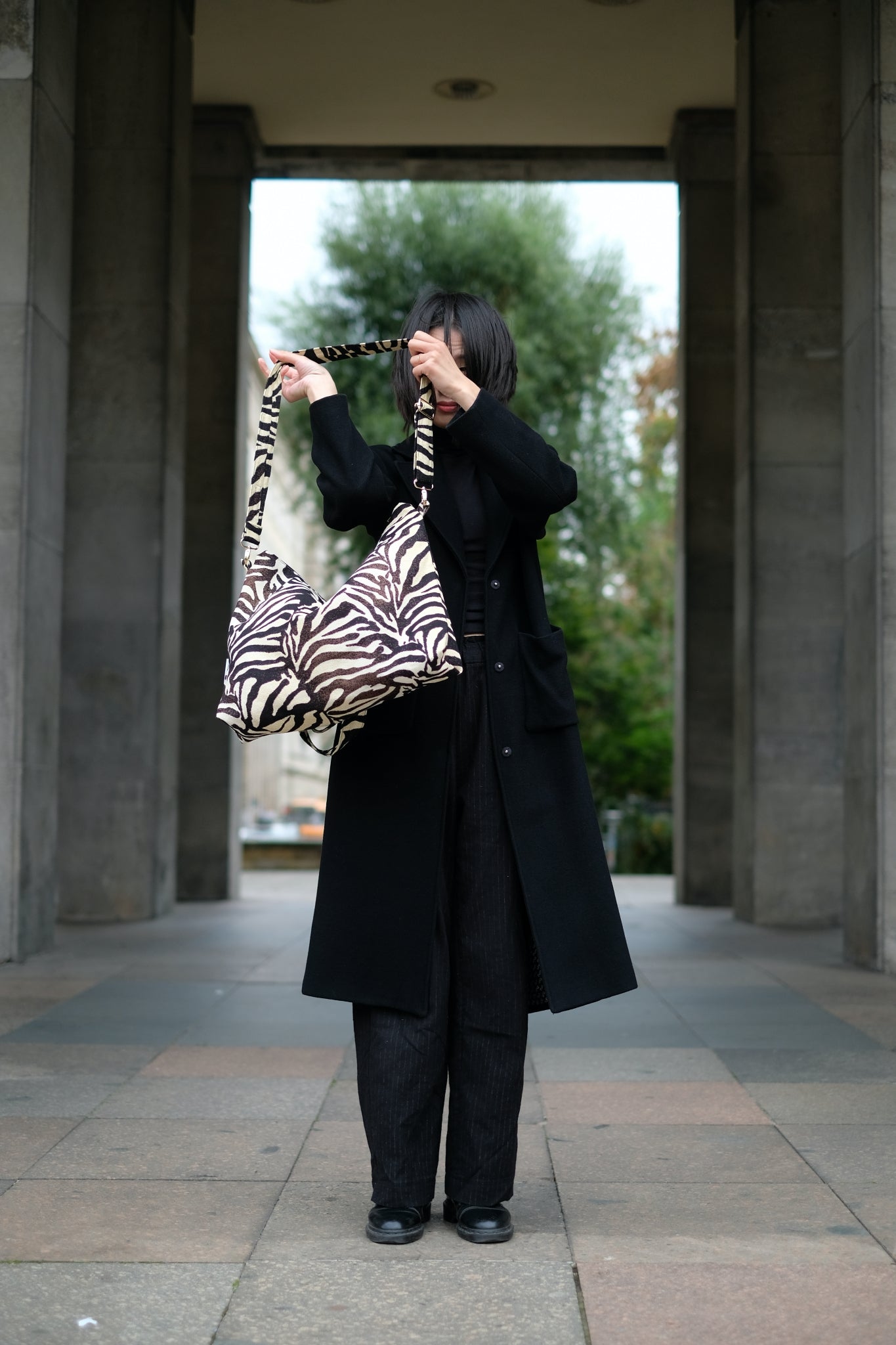 Kamping Studios Shopper zebra-muster, am Model, mit Schultergurt 2