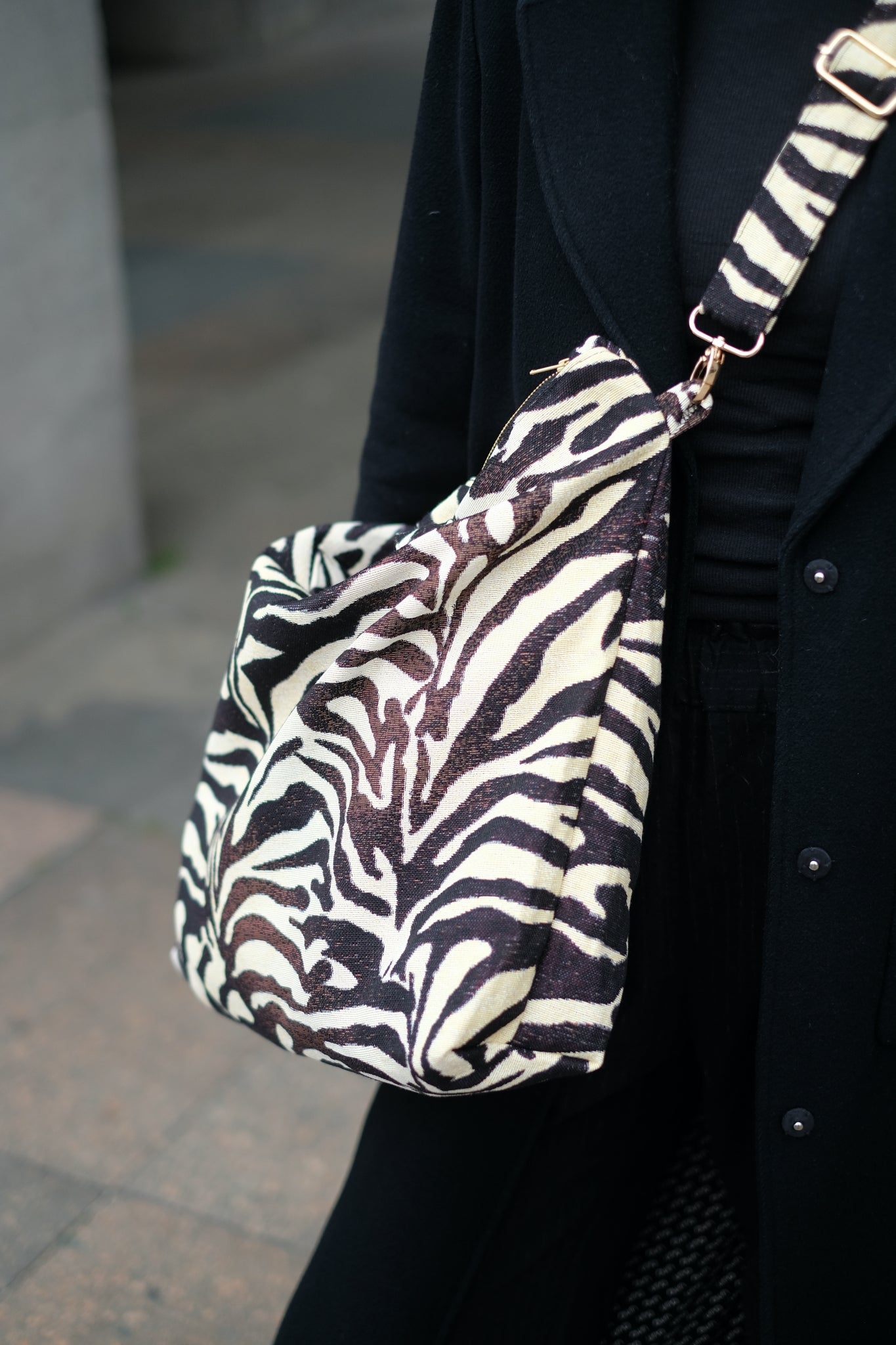 Kamping Studios Shopper zebra-muster, am Model, mit Schultergurt, Detail