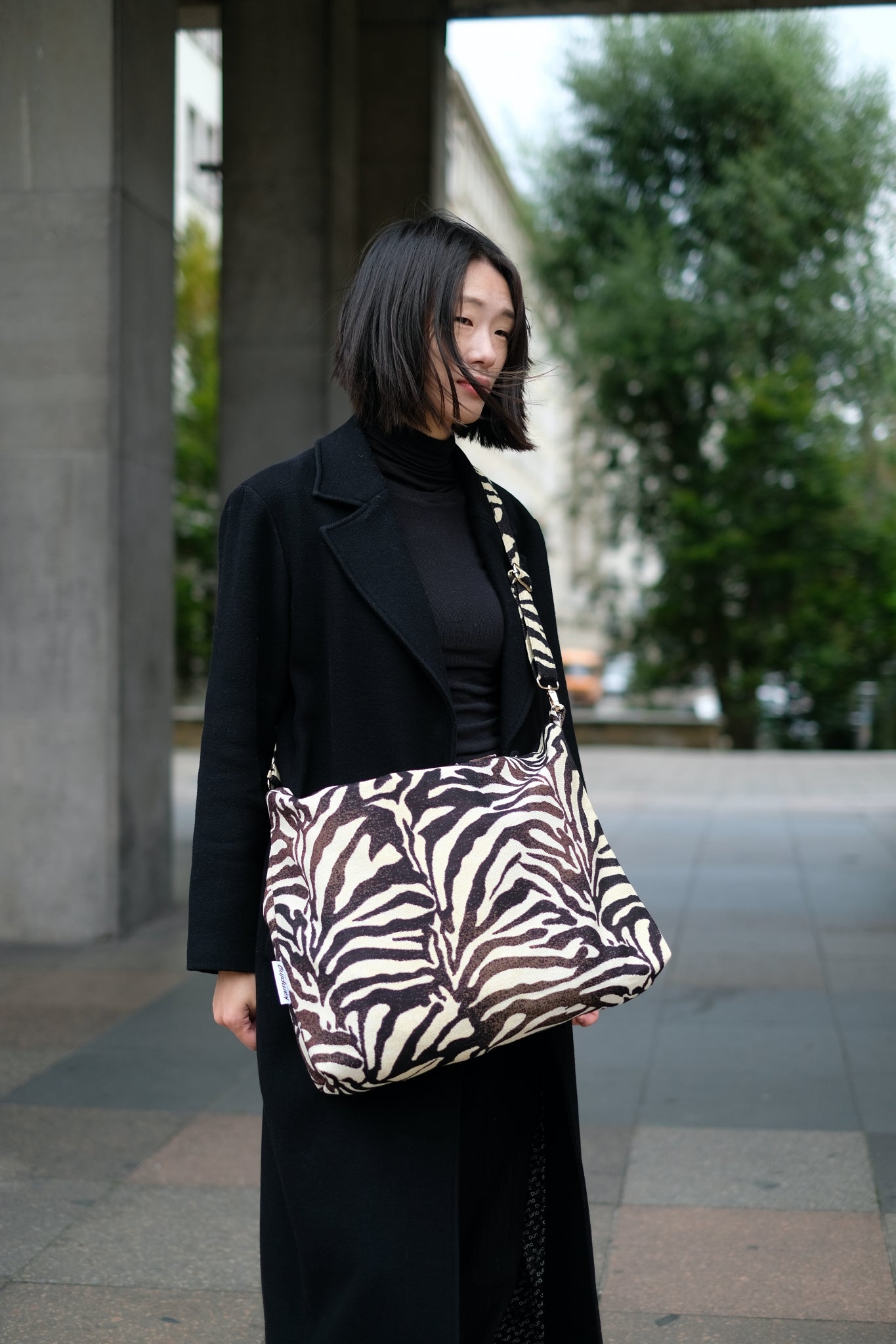 Kamping Studios Shopper zebra-muster, am Model, mit Schultergurt 3