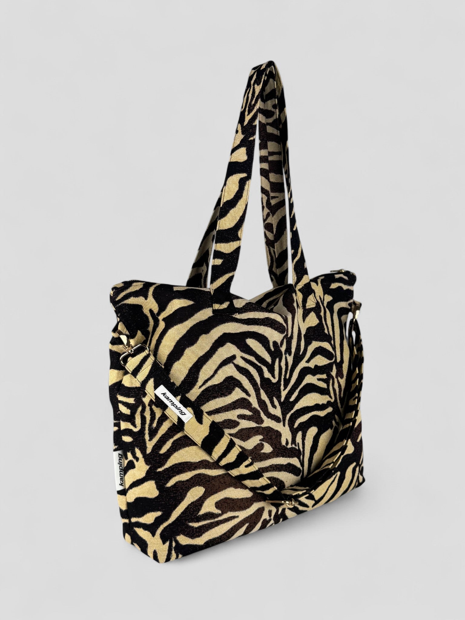 Kamping Studios Shopper zebra-muster, Produktfoto, Seitenansicht mit Schultergurt
