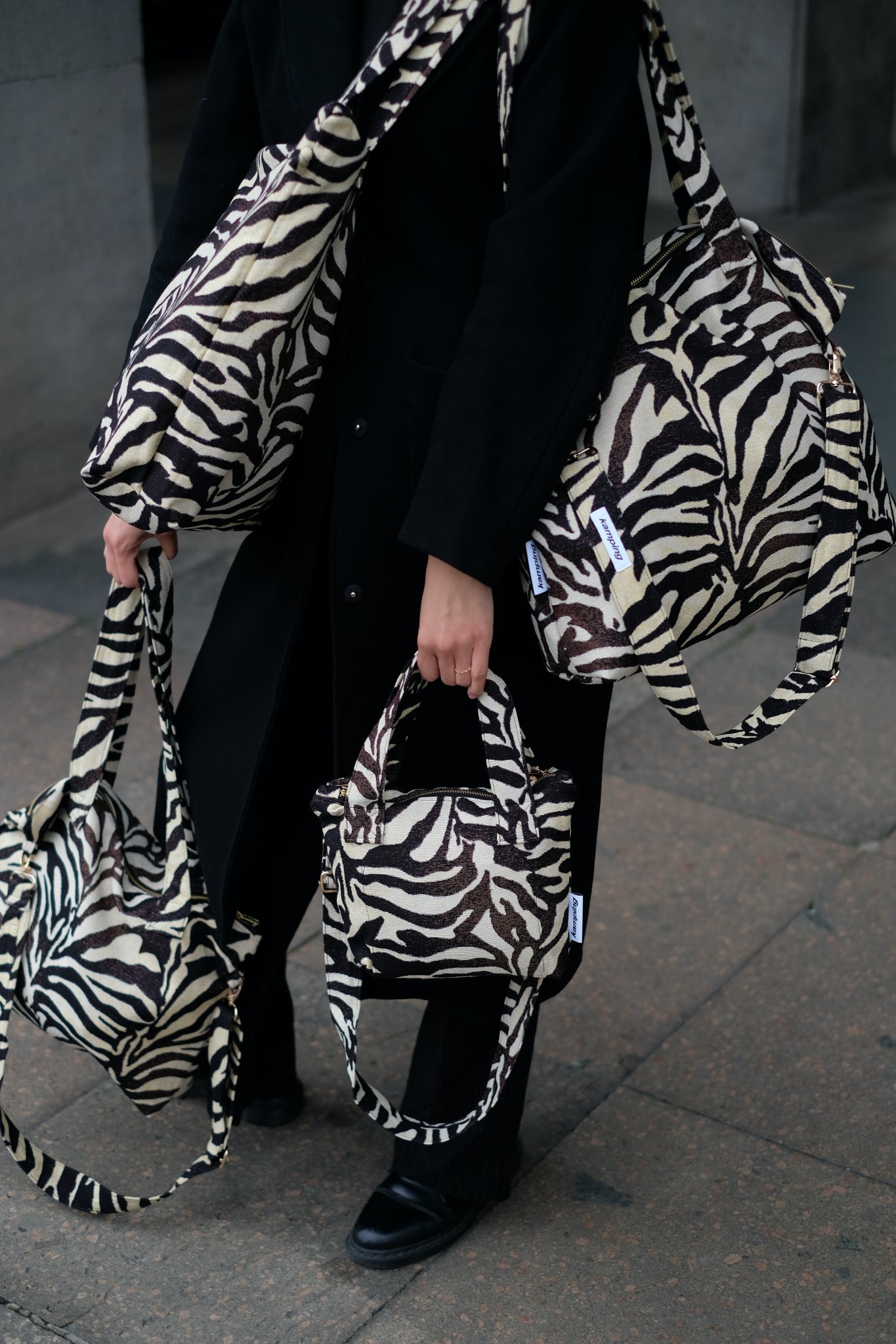 Kamping Studios alle Zebra-Muster Taschen am Model 2