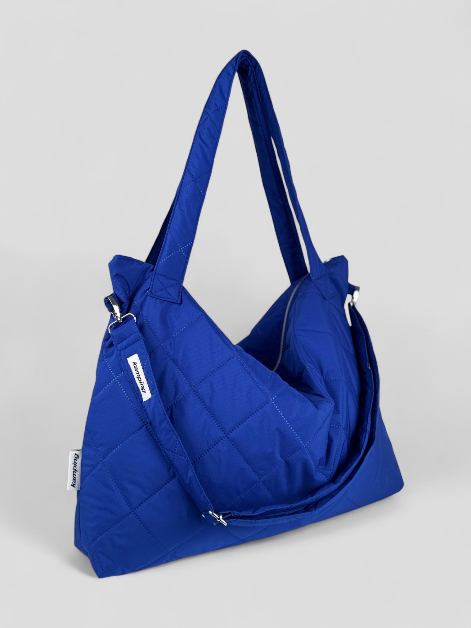 Kamping Studios Mom-Bag und Weekender in Blau, Produktfoto, Seitenansicht mit Schultergurt